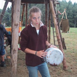 Bruine zeep onder de potten smeren - Scouts en Gidsen Zaventem 